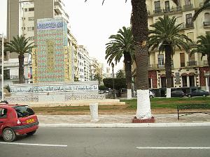 180-ORAN-Juin06-le monument aux morts et derriere, l'avenue LOUBET